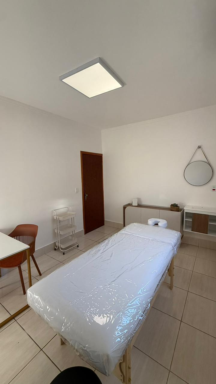 Sala 3 com maca, mesa e carrinho auxiliar