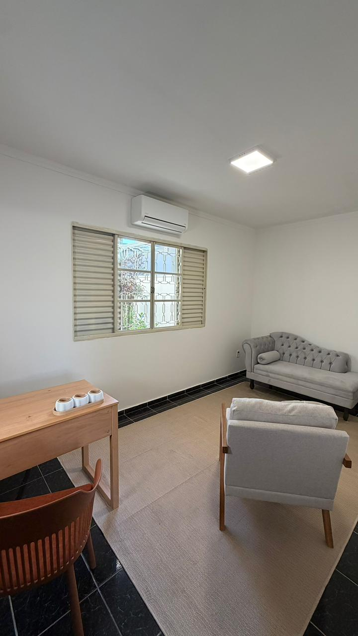 Sala 7 do Espaço Kaizen Paulínia com sofá cinza, poltrona e janela ampla