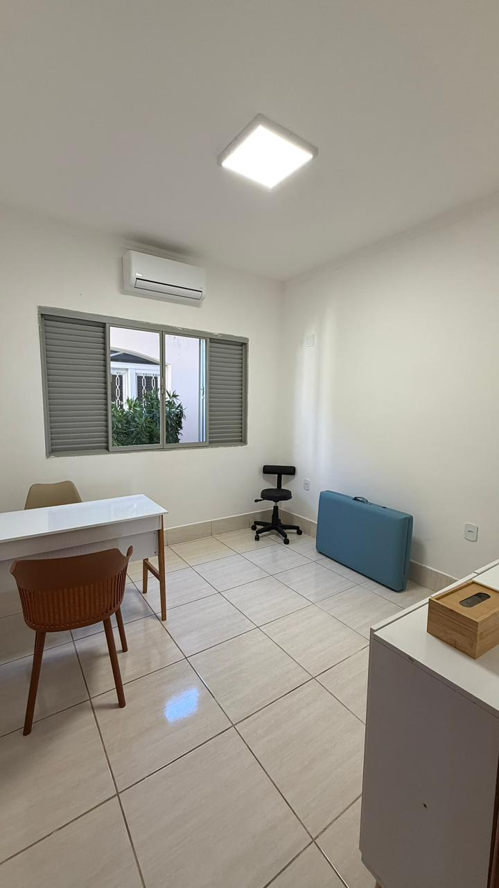 Sala 4 do Espaço Kaizen Paulínia com mesa e maca dobrada