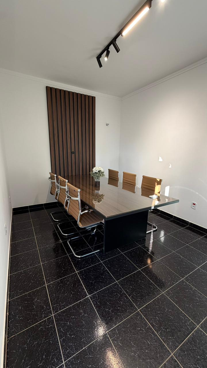 Sala 1 do Espaço Kaizen Paulínia com mesa executiva e cadeiras